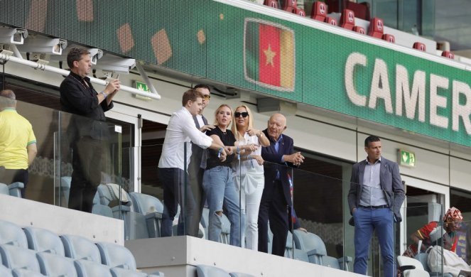 DEN TANA BODRI ORLOVE! Piksijeva porodica sa LEGENDOM prati meč protiv Kameruna! (FOTO)