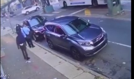 RATNO STANJE NA ULICAMA AMERIKE! Pogledajte šta je ludak uradio policajcu - šokantni prizori u po bela dana iz Filadelfije, službe u potrazi za napadačem (VIDEO)