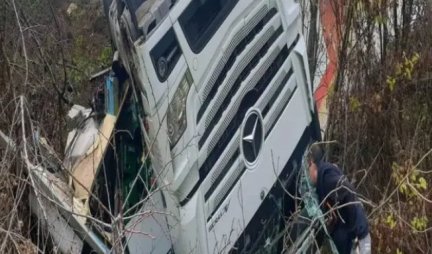 ZA DLAKU IZBEGNUTA TRAGEDIJA! Prevrnuo se kamion u blizini Topole, vozač prošao sa lakšim povredama (FOTO)