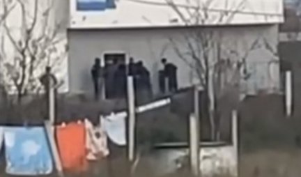 SNIMLJENO, POLICIJA UBICU TRUDNICE OPKOLILA, DOK SU BILI PRED VRATIMA ON SE UBIO!? Kosovska policija pokušala da pregovara o predaji (Video)