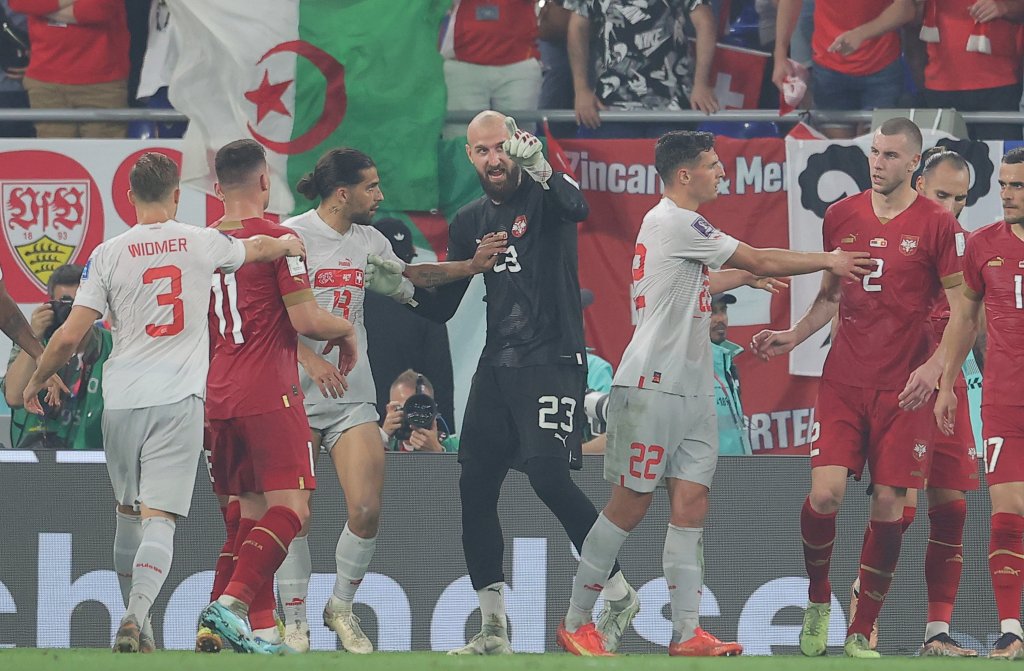 NE, NIJE ALBANSKI ORAO! Evo zašto su svi fudbaleri Zvezde prekrstili ruke  na grudima (FOTO)