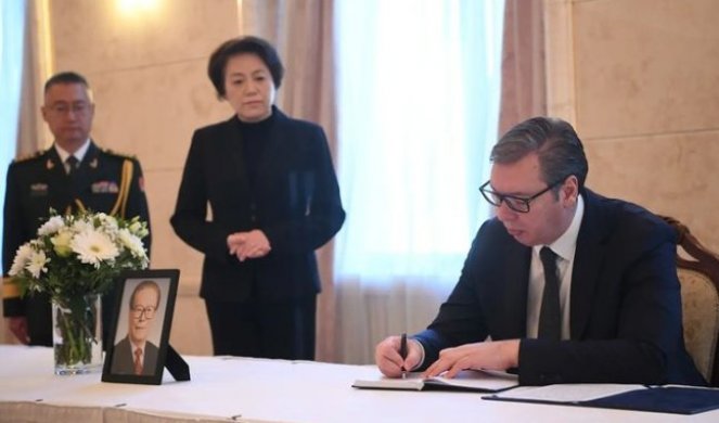 OVAJ VELIKI LIDER OSTAVIO JE LEGAT KAKO SE MUDROŠĆU DRŽAVA VODI PUTEM NAPRETKA! Predsednik Vučić upisao se u knjigu žalosti u ambasadi Kine (FOTO)