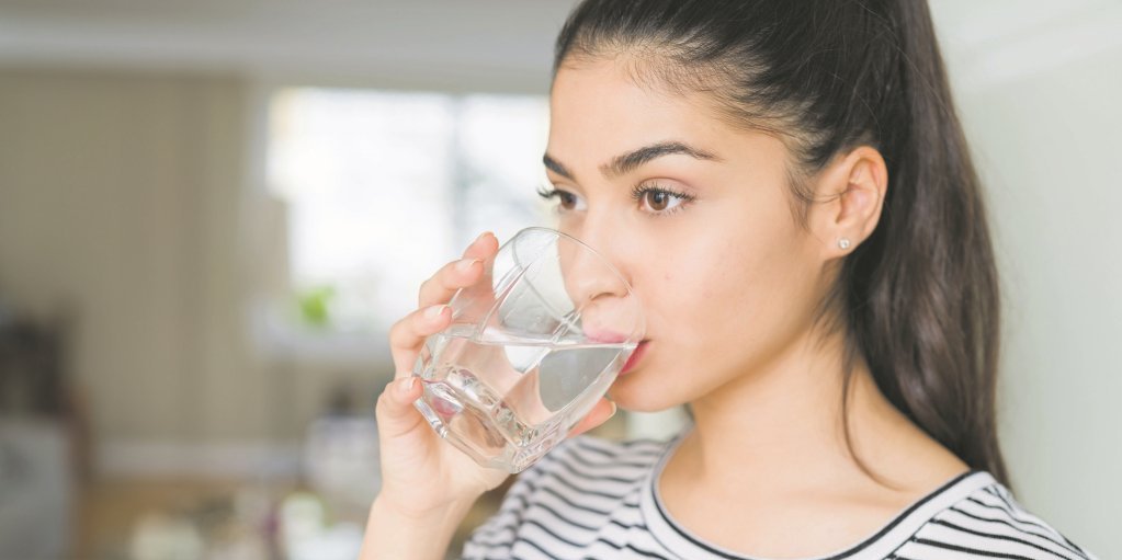 8 čaša vode na dan je pogrešno pravilo! Evo šta nutricionistkinja kaže o tome
