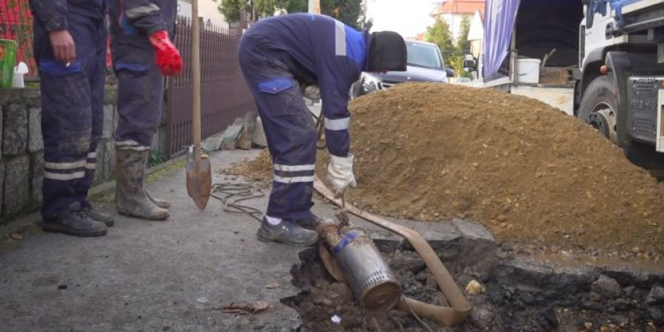 Muke s vodom meštana Ljiga nemaju kraja! Pukla glavna vodovodna cev i nastao haos, danima unazad bile restrikcije