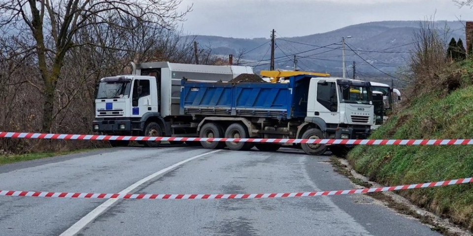 Raseljeni Srbi sa KiM blokirali put kod Rudara! (VIDEO)