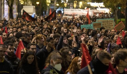 PROTESTNI MARŠ U GRČKOJ! Hiljade ljudi šetalo ulicama Atine i Soluna zbog tinejdžera kog su usmrtili policajci