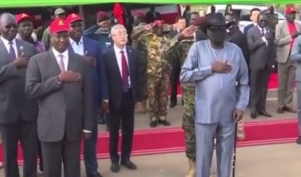 (VIDEO) POPUSTILA MU BEŠIKA! Predsednik Južnog Sudana "NAPRAVIO BARICU" pod nogama tokom INTONIRANJA DRŽAVNE HIMNE!