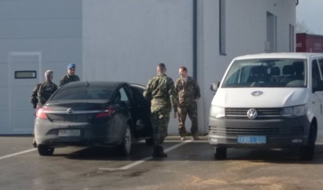 (EKSKLUZIVNI FOTO) Vojska Srbije na Merdaru uručila Kforu zahtev za povratak na KiM