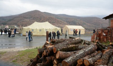 DECENIJAMA TRPIMO NASILJE I TEROR, OVE BARIKADE SU NAŠ VAPAJ SVETU DA REAGUJE! Srbi na KiM uznemireni: Nije nimalo prijatno slušati Kurtijeve pretnje!