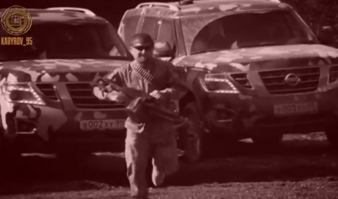 SNIMAK KADIROVA NAPRAVIO HAOS! Čečenski lider trči i puca iz "kalašnjikova", zbog jednog detalja nastao rat na društvenim mrežama! (VIDEO)