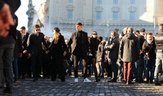 SUZE SAME TEKU! Kovčeg sa Mihajlovićem stigao u baziliku, uplakana Arijana sa decom... (VIDEO)