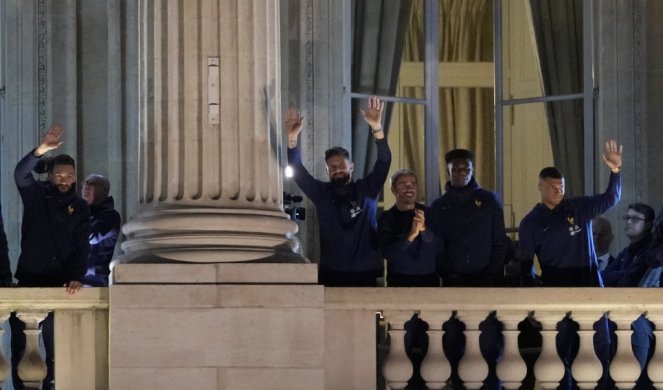 Hiljade navijača dočekalo u Parizu fudbalere Francuske