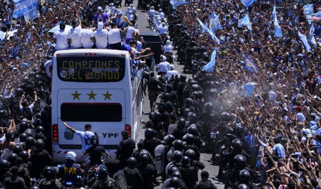 SPEKTAKULARAN DOČEK ZA GAUČOSE! Pobednička PARADA krenula kroz Buenos Ajres! (FOTO)