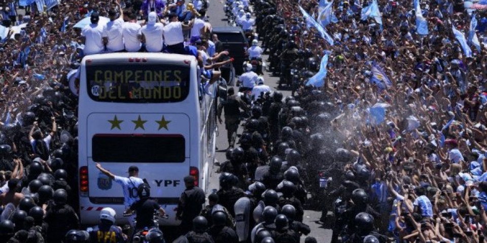 SPEKTAKULARAN DOČEK ZA GAUČOSE! Pobednička PARADA krenula kroz Buenos Ajres! (FOTO)