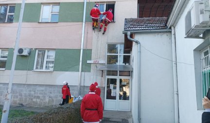 Kako je Deda Mraz obradovao mališane u bolnici!? Zabeležene dirljive scene (FOTO)