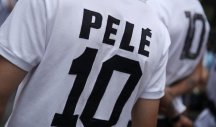 Santos povukao dres sa brojem 10 u čast Pelea