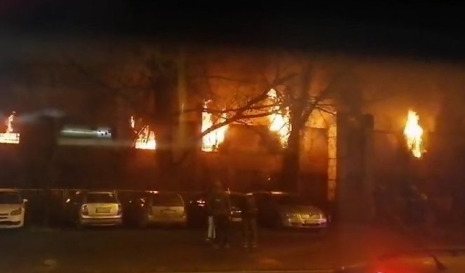 BORBA SA VATRENOM STIHIJOM I DALJE TRAJE! Dramatični prizori u Bulevaru Despota Stefana, vatrogasaci pokušavaju da obuzdaju plamen na krovu fabrike (FOTO, VIDEO)