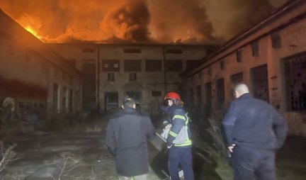 VELIKI POŽAR U BULEVARU DESPOTA STEFANA! Gori napuštena fabrika, vatrogasci na terenu (VIDEO)