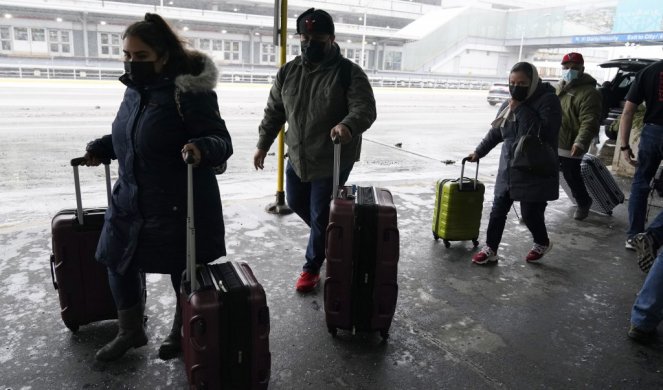 (FOTO) SNEŽNA KATASTROFA U SAD! AERODROM U ČIKAGU BLOKRAN, OTKAZANI LETOVI! Očekuju se jake kiše i snažni udari vetra!