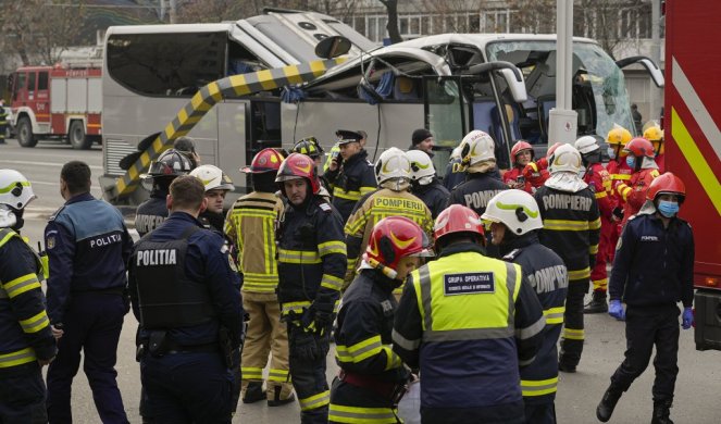 TEŠKA NESREĆA U RUMUNIJI! Autobus udario u stub, jedna osoba poginula, više od 20 povređeno! (FOTO)