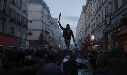 RATNO STANJE NA ULICAMA PARIZA! Sukob policije i Kurda nakon ubistva trojice pripadnika lokalne zajednice (FOTO/VIDEO)