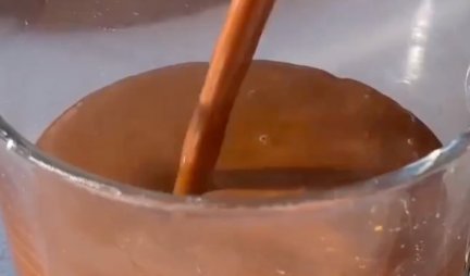 NEOBIČNIJA KOMBINACIJA! U toplu čokoladu je dodala KROMPIR i kune se da ćete je UVEK ovako praviti! (VIDEO)