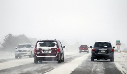 PUTEVI SRBIJE UPOZORAVAJU: Zbog snega i odrona na OVIM DEONICAMA oprezno vozite!