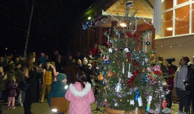 NIJE IZOSTAO NI DEDA MRAZ! Mališani u selu Belo Blato tradicionalno okitili jelku (FOTO)