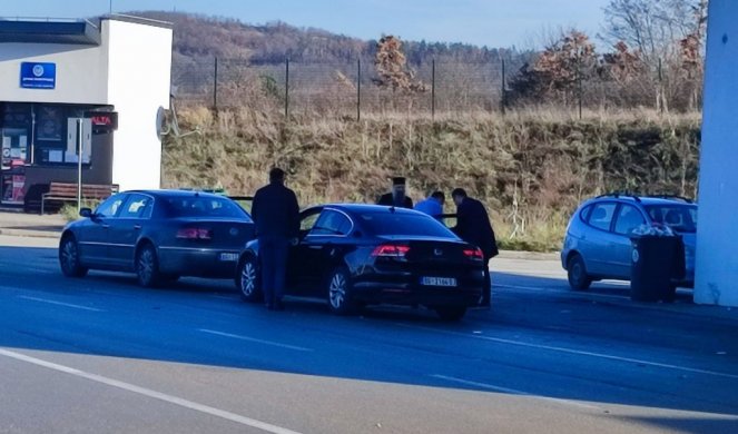 OPROSTI IM, BOŽE, NE ZNAJU ŠTA RADE! Kurtijeva policija na Merdaru zabranila patrijarhu Porfiriju da uđe na Kosovo i Metohiju! (VIDEO)