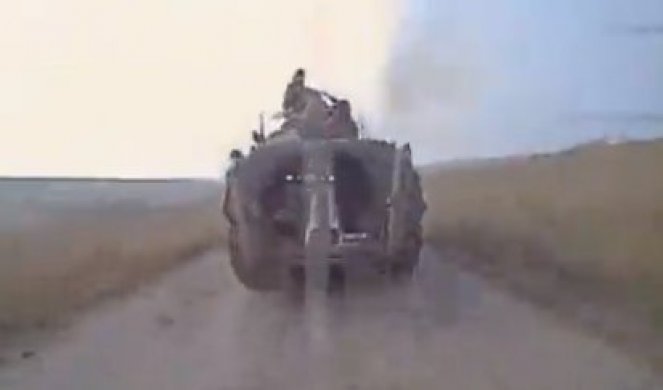 RUSKI VOJNICI PUCALI, ALI BEZUSPEŠNO! Ukrajinski dron "KAMIKAZA" zabio se u ruski tenk, vojnici nisu imali šanse (VIDEO)