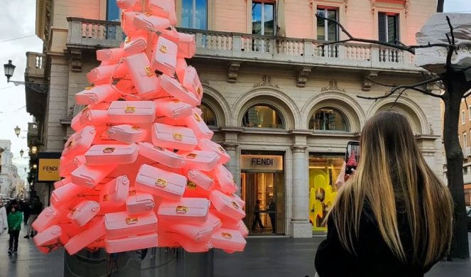 5 METARA VISOKA JELKA OD TAŠNICA U RIMU! Fendi slavi praznike sa tašnicom baget (FOTO)