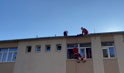 VELIKO SRCE ČLANOVA GORSKE SLUŽBE SPASAVANJA! Prerušeni u Deda Mraza podelili paketiće deci na bolničkom lečenju (FOTO)