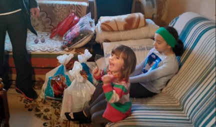 MAJKA SLAĐA SAMA BRINE O PETORO DECE! Deda Mraz doneo radost u porodicu Stojanov, stigli novogodišnji paketići (FOTO)