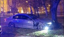 BMW-om DIVLJAO PO ZAGREBU! Vozač napravio lom! Rušio metalne stubiće, udario motociklistu pa se zakucao u drvo (VIDEO)