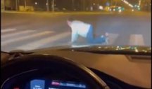 SRCA NEOSETLJIVOG NA TUĐU PATNJU?! U cik zore na Novom Beogradu čovek je puzeći prelazio ulicu, ONI GA SNIMALI I ISMEVALI (VIDEO)