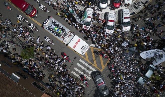 BRAZILCI ISPRAĆAJU PELEA! Povorka krenula kroz Sao Paulo na mesto sahrane! Tužne scene iz Brazila! (VIDEO/FOTO)