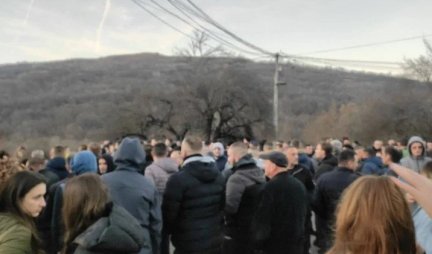 Srbi u Gotovuši blokirali put, traže hitno hapšenje napadača na srpske dečake!