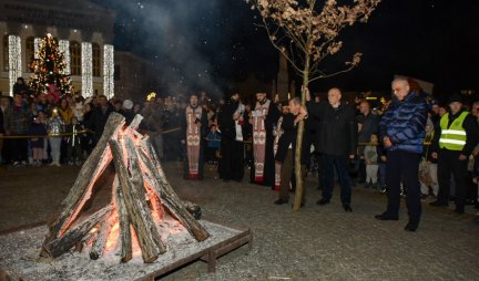 U Subotici organizovano paljenje badnjaka na centralnom gradskom trgu