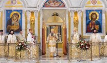 ZA VERNIKE 33 ZLATNIKA, ZA NAJMLAĐE PAKETIĆI! Božićna liturgija u Hramu Svetog Save, sledi lomljenje česnice na platou