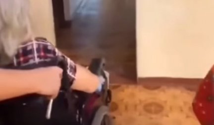 PRAVA JE PAMETNICA! Evo šta pas uradi svaki put kada baka u kolicima dođe u posetu! (VIDEO)