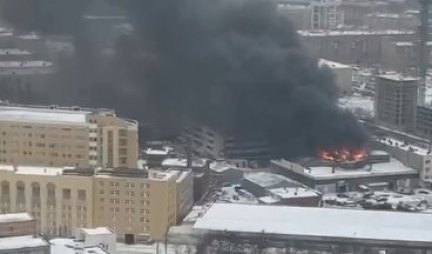 GORI U MOSKVI! Vatra guta 2 hiljade kvadratnih metara - više od 230 ljudi napustilo zgradu (VIDEO)