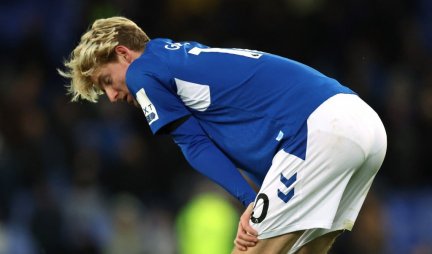 ŠOKANTAN SNIMAK! Skandal, navijači napali fudbalera Evertona, jurili ga posle utakmice... (VIDEO)