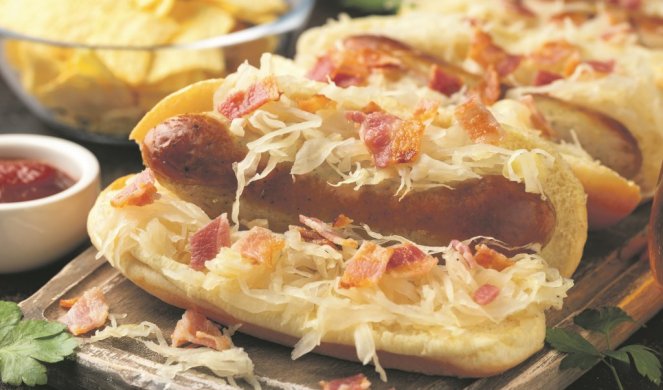 HOT DOG SA SLANINOM I KISELIM KUPUSOM! Zvuči nespojivo, ali je ukus neprevaziđen - obavezno ga napravite!