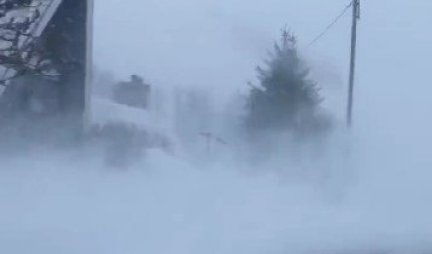 KOLAPS U FRANCUSKOJ! Snežna oluja RUŠI SVE PRED SOBOM, udari vetra dostižu STRAVIČNE BRZINE, 75.000 LJUDI BEZ STRUJE!