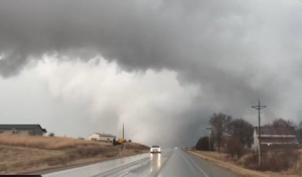 BEŽALI AUTOPUTEM GLAVOM BEZ OBZIRA, GRDOSIJA GUTALA SVE PRED SOBOM, ODNELA KAMION I AUTO! Tornado napravio haos u Ajovi, vozač snimio dolazak vrtloga! (VIDEO)