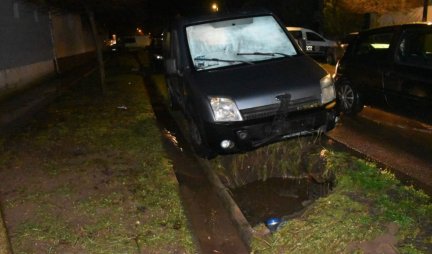 (FOTO) Izgubio kontrolu nad automobilom, pa udario u hidrant! Voda šikljala na sve strane