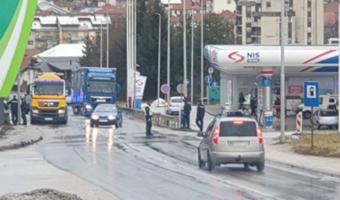 SPREČENO VEĆE ZAGAĐENJE! Iz havarisanog ventila cisterne na put se izlio mazut, INTERVENISALA POLICIJA I VATROGASCI!