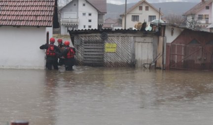 MOJA UNUKA OD SAMO 3 MESECA JE OSTALA U KUĆI, NE MOGU DA IH IZVUČEM! Drama u Sjenici, poplave PARALISALE GRAD! (FOTO)