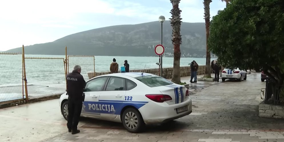 Neki novi klinci u Kotoru! Tinejdžer bacio pištolj pred policajcima pa ih vređao i pretio
