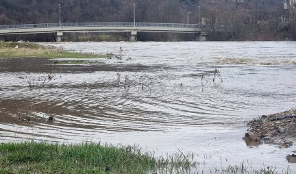 IBAR SE IZLIO U KRALJEVU, LIM RASTE - RHMZ UPOZORAVA: Sava preti da pređe granicu redovne odbrane od poplava